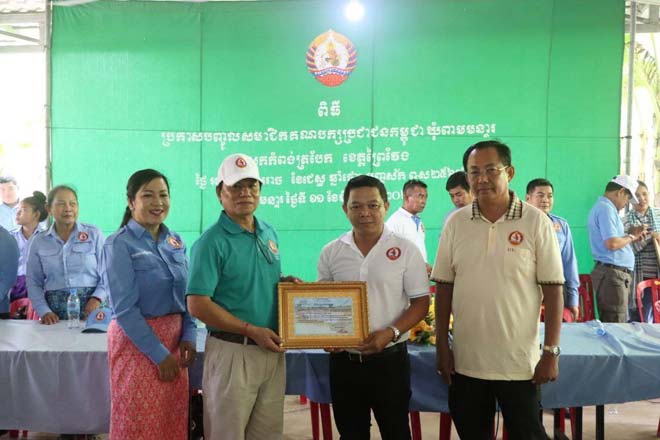 ឯក​ឧ​ត្ត​ម​ ​ខេ​ង ​សៅ​វិ​បុ​ត្ត​ ប្រ​​ធា​ន​ក្រុ​ម​កា​រ​ងា​​រ ​ឃុំ​ពា​ម​ម​ន្ទា​រ​ ​​​អ​ញ្ជើញ​ជា​អ​ធិប​តី​​ក្នុង​ ​ពិ​ធី​ជួប​សំ​​ណេះ​សំ​ណា​ល ​និ​ង​ប្រ​​កាស​ប​ញ្ចូ​ល ​ស​មាជិ​ក​​គ​ណ​ប​ក្ស​ថ្មី​ ​ចំ​នួ​ន​ ​២​៨​៩​នា​ក់​ ​ព្រ​ម​ទាំ​​ង​ចុះ ​ត្រួ​ត​ពិ​និ​ត្យ​ ស​​​មិ​​​ទ្ធិ​​​ផ​​​ល​​​ស្ពា​​​ន​បេ​តុ​ង​ព្រែ​ក​ជី​ក​ ​  ​ស្ថិ​ត​នៅ​ឃុំ​ពា​ម​ម​ន្ទា​រ​ ​ ​ស្រុ​ក​កំ​ព​ង់​ត្រ​បែ​ក​ ​ ​ខេ​ត្ត​ព្រៃ​វែ​ង​