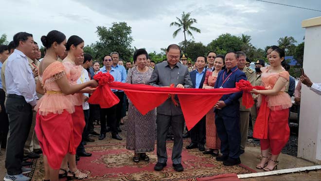 នាយ​​ឧ​​ត្ត​ម​សនី​យ៍​ យន្ត មីន ស​ម្ភោ​ធ ​អគារ​ម​ណ្ឌ​​​លសុ​​ខ​ភា​ព ​​យន្ត​​ មីន ​​ជ្រោ​យ​​ស្វាយ​ ​​ ​ដា​​​​ក់​ឲ្យ​ប្រើ​ប្រា​​ស់​ជា​ផ្លូ​វ​ការ ​​​ស​ម្រា​ប់​បំ​រើ​ស​សេវា​ ជូ​ន​ប្រ​ជា​ព​ល​រ​ដ្ឋ​​