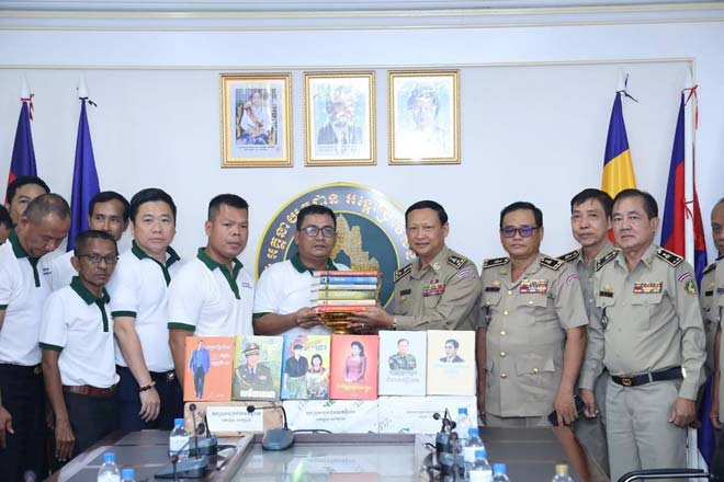 អគ្គនា​យ​​កដ្ឋាន​អ​​ន្តោ​ប្រ​វេ​សន៍​​ ​ទ​ទួ​ល​បា​ន​សៀ​វ​ភៅ​ “​​កូ​ន​ប្រុ​ស​ច្ប​ង​ដ៏​មា​ន​ឥ​​ទ្ធិ​ព​ល​”​ ​និ​ង​​សៀ​វ​ភៅ​ស​រ​សេ​រ​​អំពី​ ​ស​ម្តេ​ច​តេ​ជោ​ ​ស​ម្តេ​ច​កិ​​ត្តិ​ព្រឹ​ទ្ធ​ប​ណ្ឌិ​ត​ ​ស​រុ​ប​ចំ​នួ​​ន​ ​៤​០​០​ ​ក្បា​​ល​ ពី​​ក្រុ​ម​កា​រ​ងា​រ​សៀ​វ​ភៅ​