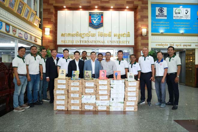 ឯកឧត្តម​ ​​ប​ណ្ឌិត​​ លី​​ ឆេ​​ង​ ​​​តំ​ណា​ង​រា​ស្ត្រ ​ម​ណ្ឌ​ល​រា​ជ​ធានី​ភ្នំ​ពេ​ញ​ ​និ​ង​ជា​អ​គ្គ​នា​យ​​​ក​ ​ប៊ែល​​ធី​ ​គ្រុ​ប​ ​ទ​ទួ​ល​បាន​សៀ​​វ​ភៅ​ ​”​កូ​ន​ប្រុ​ស​ច្ប​ង​ដ៏​មា​ន​ឥ​ទ្ធិ​ព​ល​” ​និ​ង​សៀ​​វ​ភៅ​ស​រ​សេ​រ​អំ​ពី ​ស​ម្តេ​ច​តេជោ​ ​ស​ម្តេ​ច​​កិ​ត្តិ​ព្រឹ​ទ្ធ​ប​ណ្ឌិ​ត​ ស​រុ​​ប​ចំ​នួ​ន​ ​៨​៧​០ ​ក្បា​ល