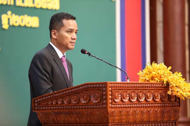 ឯកឧ​ត្ត​ម​ឧ​បនា​យ​ក​​រដ្ឋ​ម​​ន្ដ្រី ​ស​​ សុ​ខា​ ​ណែ​នាំ​ឲ្យ​ពិ​និ​​ត្យ ប​​ញ្ចុះ​ត​ម្លៃ​ធ្វើ​លិខិ​ត​ឆ្ល​ង​ដែ​ន​​ ជូ​​នប្រ​ជា​ព​ល​រ​ដ្ឋ​