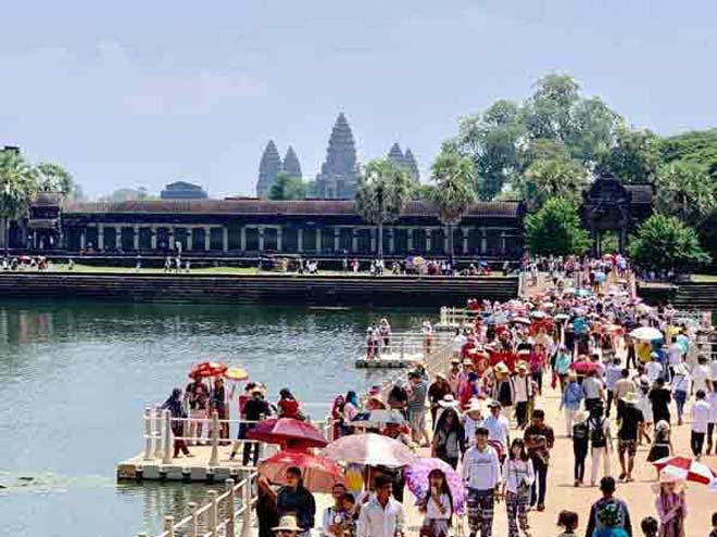 ភ្ញៀវទេ​ស​​ចរ​​ជា​តិ ​ដើ​រ​ក​ម្សា​ន្ត​ក្នុ​ង​​ទូ​ទាំង​​ប្រ​ទេ​ស ចំ​នូ​ន​​ ​១​.​៨​៩​លា​ន​នា​ក់​ ​ខ​​ណ​ភ្ញៀ​វ​ទេ​ស​ច​រ​ប​រ​ទេ​ស ​មា​ន​ចំ​នួ​ន​​កើនទ្បើ​ង​ជា​ង​៩​០​% នា​ឱ​កា​ស​ពិ​​ធី​បុ​ណ្យ​ភ្ជុំ​បិ​ណ្ឌ​