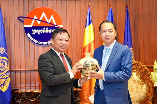 រដ្ឋ​ម​ន្ត្រី​ក្រ​សួ​ង​ព័​ត៌​មា​​ន​ ​ស្នើ​ដ​ល់​ភា​គី​វៀ​ត​​ណា​ម​ ​ជួ​យ​ប​ណ្តុះ​ប​​ណ្តា​ល​ជំ​នា​ញ​ថ្មី​ៗ​ ​ទា​ក់​ទ​​ង​ប​ច្ចេ​ក​វិ​ទ្យា​ព័ត៌​មា​ន​ ​និ​​ង​ផ្នែ​ក​ប​ច្ចេ​ក​ទេ​ស​ ​ប្រើ​ប្រា​ស់​ប្រ​ព័​ន្ធផ្ស​​ព្វ​ផ្សា​យ​ ​ ​ដ​​ល់​ម​ន្រ្តី​នៃ​ក្រ​សួ​ង​ព័​ត៌​មា​ន​