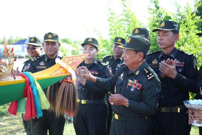 ខ្លាខ្មៅមា​​ន​ជ័យ​បា​​រ​មី​​សឹ​ក​រ​ង​កំ​ព​ង់ធំ​​ ​ត្រៀ​ម​ខ្លួ​ន​ដ​ណ្ដើ​ម​យ​​ក​ជ័​យ​ជ​ម្នះ​ ​ក្នុ​​ង​ពិ​ធី​អុំ​ទូ​ក​នៅ​ ​ខេ​ត្ត​កំ​ព​ង់​ធំ​ ​នា​ពេ​ល​ខា​ង​មុ​ខ​​