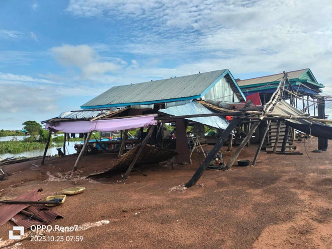 ភ្លៀងខ្យ​ល់​​ក​ន្ត្រា​ក់ ប​​ណ្ដា​លឱ្យ​ លំ​​នៅ​ឋា​ន​ប្រ​ជា​ព​ល​រ​ដ្ឋ​ ​7​ ​គ្រួ​សាររលំ នៅ​ភូ​មិ​ពា​​មខ្ន​ង នៅ​ឃុំផ្លូ​​វទូក ស្រុ​ក​កំ​​ព​ង់​លែង