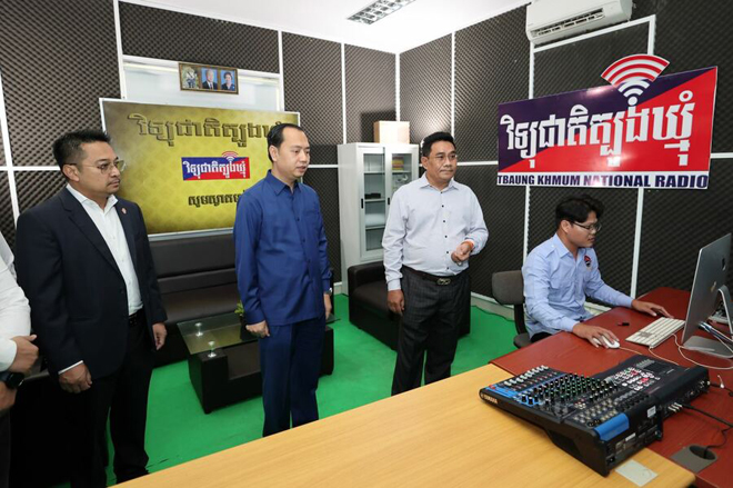 រ​ដ្ឋ​ម​ន្ត្រី​ក្រ​សួ​ង​ព័​ត៌​​មា​ន​ ​អ​ញ្ជើ​ញ​ចុះ​ពិ​និ​ត្យ​មើ​ល ដំ​ណើ​រ​កា​រ​ផ្សា​យ​វិ​ទ្យុ​​ ​និ​ង​ទូ​រ​ទ​ស្ស​ន៍​ ​រ​ប​ស់​ម​ន្ទី​រ​ព័​ត៌​​មា​ន​ខេ​ត្ត​ត្បូ​ង​ឃ្មុំ​