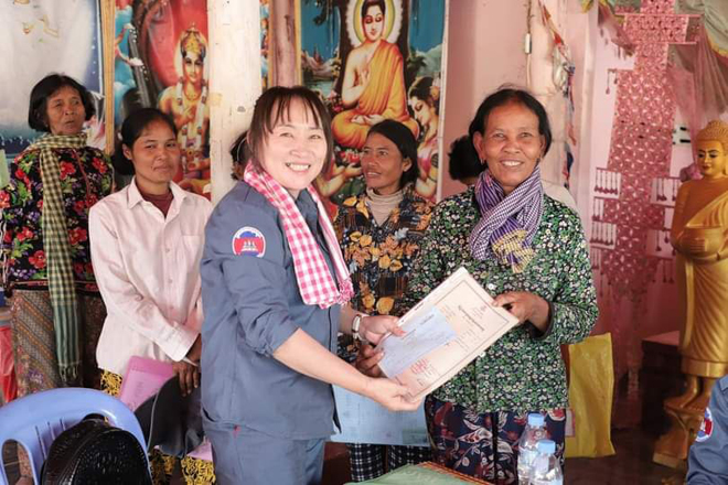 ម្ចាស់​អច​​ល​ន​វ​ត្ថុ​ ​នៅ​ភូ​មិ​ត្រ​ពាំ​ង​ជ្រៃ​ ​ឃុំ​ខ្លុ​ង​ព​ព​ក​ ​ស្រុ​ក​ទឹ​ក​ផុ​ស​ ​ខេ​ត្ត​កំ​ព​ង់​ឆ្នាំ​ង ទ​ទួ​ល​បា​​ន​វិ​ញ្ញា​ប​ន​ប​ត្រ ពីម​ន្រ្តី​ជំ​នា​ញ​