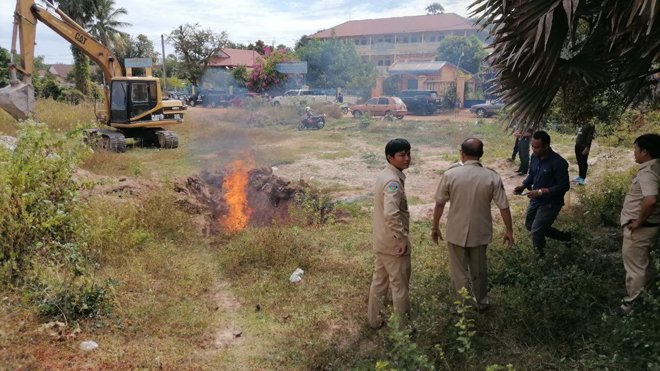 រថយន្ត​ដឹក​សា​ច់​​ប្រ​ហិ​ត​ខុ​សច្បា​​ប់ ​ជាង​​២ ​តោ​ន ត្រូ​វបាន ក​ម្លាំ​ង​ន​គ​រ​បា​ល​ប្រ​​ឆាំង​ប​ទ​ល្មើ​ស​សេ​ដ្ឋកិច្ច ខេ​​ត្តកំ​ព​ង់​ឆ្នាំ​ង​ ​ស្ទាក់​​​ចាប់​​បា​ន