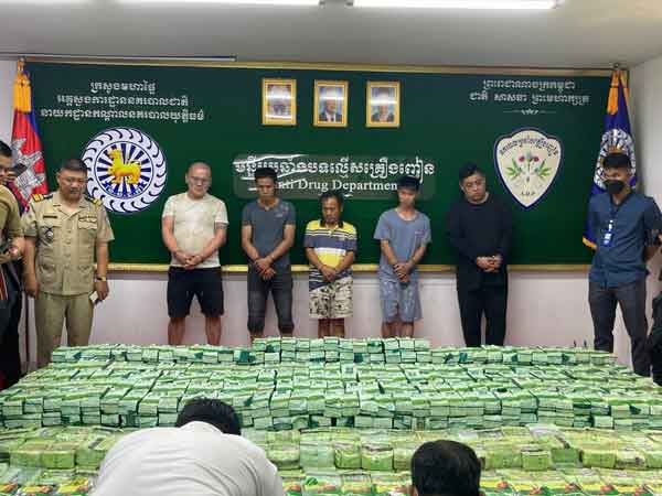 កម្លាំង​​​ស​​ម​ត្ថ​កិ​ច្ច​ ​បា​ន​​​បើ​ក​​​ប្រ​តិ​​ប​ត្តិ​​​កា​រ ​ចុះ​​​ស្រា​វ​ជ្រា​វ​​​​ប​ង្ក្រា​ប​ ​ឃា​ត់​ខ្លួ​ន​​​ជា​ន​​​ជា​តិ​ចិ​​ន​​​៥​​​​នា​ក់​ ​និ​ង​​​រឹ​ប​អូ​ស​​​គ្រឿ​​ង​ញៀ​ន​ ​​​ជា​ង​​​១​​​តោ​ន​ ​​នៅ​លើ​​​​ដែ​នស​​មុ​ទ្រ​ ​ខេ​ត្ត​​​ព្រះ​សី​ហ​នុ​​​