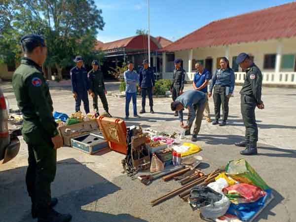 ​ជនជាតិ​​វៀត​ណា​​ម​​​៤​​នា​ក់​​ ​ខួ​ង​​​យ​ក​​រ៉ែ​ ​​ដោ​​យ​​​គ្មា​ន​​​ច្បា​ប់​​​អ​នុ​ញ្ញា​​តិ ​ត្រូ​វ​បា​ន​ ​អា​វុ​ធ​ហ​ត្ថ​​​ខេ​ត្ត​​​ឃា​ត់​​ខ្លួ​ន​​ ​ប​ញ្ជូ​​នទៅ​​​​តុ​លា​កា​រ​​​