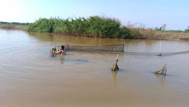 របាំ​ង​ស្បៃ​មុ​ង​ ​និ​ង​រ​បាំ​ង​ក្រ​ឡា​ញឹ​ក​ ​កា​ត់​ព្រែ​ក​ចំ​នួ​ន​៣​ក​រ​ណី​ ​នៅ​ស្រុ​ក​កំ​ព​ង់​លែ​ង​ ត្រូ​​វ​បា​ន​ក​ម្ទេ​ច​