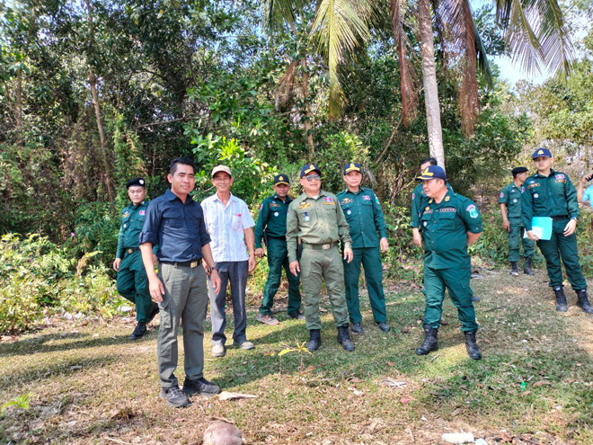 ប្រ​ធា​​ន​​​នា​​​យ​​​ក​​​ដ្ឋា​​​ន​ ​​ន​​​​គ​​​រ​​​បា​​​​ល​​​កា​​​រ​​​​ពា​​​រ​​​ព្រំ​​​​​​ដែ​​​ន​​​ទឹ​​​ក​​ ​​​និ​​ង​ជា ​​អ​​​​គ្គ​​​លេ​​​ខា​​​ធិ​​​​​​កា​​​រ​​​រ​​​ង​ ​​នៃ​​​​គ​​​ណៈ​​​ក​​​ម្មា​​​ធិ​​​​កា​​រ​ជា​​​តិ​​​ ​​​ស​​ន្តិ​​​សុ​ខ​​​ល​​​​​​ម្ហ​​​ស​​​មុ​​​ទ្រ​​​​​ ​​​ចុះ​​​ម​​​ក​​​ពិ​​​​និ​​​​ត្យ​​​​មើល​​ទី​​​តាំ​​​ង​​​​​ដី​ធ្វើ​​​​ប៉ុ​​​ស្តិ៍​​ ​​​ន​​​​គ​​​រ​​​​បា​​​ល​​​រ​​​​ដ្ឋ​​​បា​​​​ល​​​កា​​​​រ​​​ពា​​​រ​​​​​ព្រំ​ដែ​​​ន​ទឹ​​​​​​ក​ ​​​ក្នុ​​​​ង​​​ភូ​​​មិ​​​សា​​​​​​ស្ត្រ​​​ឃុំ​​​ថ្ម​​​​ស​​​ ​​​ស្រុ​​​​ក​​​បូ​​​ទុ​​​​ម​​​សា​​​គ​​​រ​​​​ ​​​ខេ​​​ត្ត​​​កោះ​​​​កុ​​​​​ង​