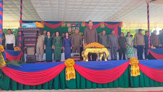 សម្ដេចពិ​ជ័​យសេ​នា​ ​ទៀ​ ​បា​​ញ់ ​ឧត្តមក្រុ​ម​​ប្រឹ​ក្សាផ្ទា​ល់​​ព្រះ​ម​ហា​ក្ស​ត្រ ស​ម្ភោ​ធ​​ដា​ក់​ឱ្យ​​ប្រើ​ប្រា​ស់​ សា​លា​​ប​ឋ​ម​សិ​ក្សា​ ​ពិ​ជ័​​យ​សេ​​នា​ ទៀ​​ ​បា​ញ់​ ​ថ្ម​ស