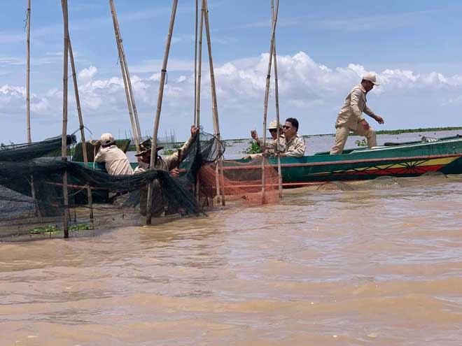 ប​​​ទ​​​ល្មើ​​​​ស​​​នេ​​​សា​​​ទ​​​ ​​​ចា​​​ប់​​​ពី​​​ចំ​​​ណុ​​​ច​​​​ទ្វា​បឹ​​​ង​​​​​ ​​​លំ​​​ហ​​​រ​​​ទ​​​ន្លេ​​​ ​​​រ​​​​ហូ​​​ត​​​ដ​​​ល់​​​បា​​​ឡ​​​ត​​​ ​​​ក្នុ​​​ង​​​​ភូ​​​មិ​​​​​សា​​​ស្ត្រ​​​ឃុំ​​​ផា​ត់​​​​​ស​​​ណ្តា​​​យ​​​ ​​​​ស្រុ​​​ក​​​កំ​​​​ព​​​ង់​​​​ស្វា​​​យ​​​ ​​​និ​​​​ង​​​ឃុំ​​​ពា​​​ម​​​បា​​​ង​​​ ​​​ស្រុ​​​ក​​​ស្ទោ​​​ង​​​ ​​​​​ខេ​​​ត្ត​​​កំ​​​ព​​​ង់​​​ធំ​​​ ​ត្រូ​វ​បា​ន​ក​ម្លាំ​ង​​​ជំ​នា​​​ញ​​​​ ​​​ចេ​​​ញ​​​ប្រ​​​តិ​​​ប​​​ត្ត​​​​កា​​​រ​​​​​​​​​ប​​​​​ង្ក្រា​​​ប​