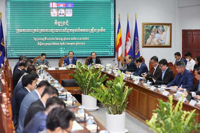 រាជរ​​ដ្ឋា​​​ភិ​​​បា​​ល​​​​ ​ចា​​​​​​ត់​​​​​​​​​​តាំ​​​​​​​ង​ រដ្​ឋ​ម​​ន្ត្រី​​​​​​៤​​​រូ​​​ប​ ​​​​​​​​​ឱ្យ​​​​​​​​ដឹ​​​​​ក​​​​​​​​នាំ​កា​រ​​​ងា​​រ​​​គ្រ​​​​ប់​​​​គ្រ​​ង​ ​​កា​​​រ​​​ផ្សា​​​យ​ផ​លិ​​​​ត​​​ផ​​ល​​​​​គ្រឿ​​​ង​​​ស្រ​​​វឹ​​​ង​​​