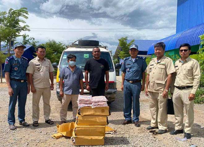 រ​ថ​យ​​ន្ត១​គ្រឿ​​ង ​លួ​ច​ដឹ​ក​ចុ​ង​ស្លា​ប​មា​ន់​ប​ង្ក​ក ចំ​នួ​ន២​០​០​កេ​ស​ ស្មើ​​នឹ​ង២​.៤​០​០​គី​ឡូ​ក្រា​ម ត្រូ​វ​បា​ន​​ស​ម​ត្ថកិ​ច្ច​ចំរុះ​ប​ង្ក្រា​ប​