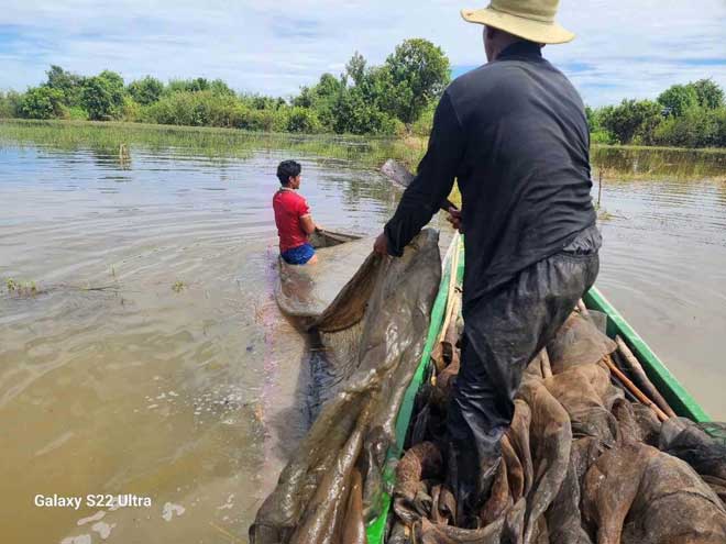 នៅស្រុ​ក​ប​​រិ​បូ​រ​ណ៍​ ​និ​ង​ស្រុ​ក​កំ​ព​ង់​លែ​ង​ មានការប​​ង្ក្រាប​ កា​រ​​ដឹ​ក​ជ​ញ្ជូ​ន ​កូ​ន​ត្រី​ប្រា​ល្មើ​ស​ច្បា​ប់​ ​និ​ង​ដុ​​ត​បំផ្លា​ញ​​ចោ​ល ​ឩ​ប​ក​រ​ណ៍​ល្មើ​ស​នេ​សា​ទ