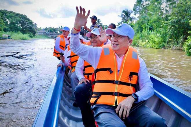 ឯកឧ​​ត្ត​ម​ ​ស៊ុ​ន​ ​ចា​ន់​​ថុ​ល​ ​ដឹ​ក​នាំ​​ស​មា​ជិ​ក​ ​ស​​មា​ជិ​កា​ ​នៃ​គ​​ណៈ​ក​ម្មា​ធិ​​កា​រ​ពិ​សេ​​ស​ ​ចុះ​ពិ​និ​ត្យ​​ទី​តាំ​ងត​​ម្រា​យ​ផ្លូ​​វ​ទឹ​ក ​គម្រោ​​ង​ ​“​ព្រែ​ក​ជីក​ហ្វូ​​ណ​ន​តេ​ជោ​”​