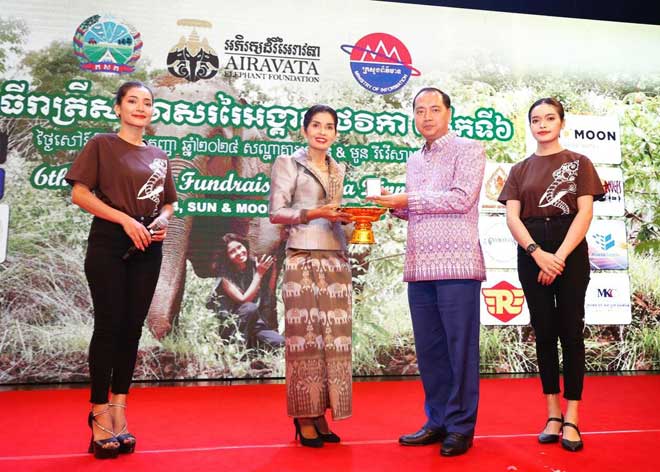 រដ្ឋ​មន្ត្រី​ក្រ​​សួ​ង​ព័​ត៌​មា​ន​ ​ត្រូ​វ​បា​ន​ជ្រើ​ស​​តាំ​ង​ជា ​ប្រ​​​ធា​ន​កិ​ត្តិ​យ​ស ​ស​មា​គ​ម​អ​ភិ​រ​​ក្ស​ដំ​រី​ខ្មែ​រ​អៃ​រា​វ​ត្តា​ ​(​A​i​r​a​​v​a​t​a​)​ ​ដើ​ម្បី​ចូ​ល​រួ​ម​ក្នុ​ង កិ​ច្ច​កា​​រ​ងា​រ​ថែ​រក្សា​  ​និ​ង​អ​ភិ​រក្ស​ស​ត្វ​ដំរី​ ក្​​នុង​​ប្រ​ទេ​ស​ក​ម្ពុ​ជា​បា​ន​គ​ង់​​វ​ង្ស