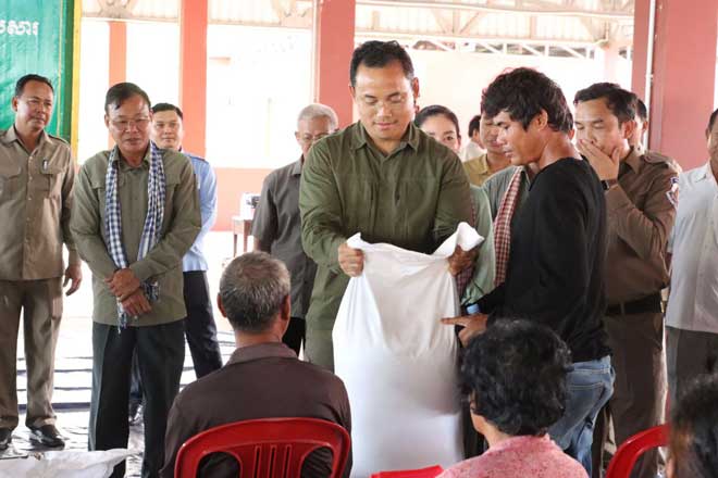 អភិបាលខេ​ត្ត​​កំ​ព​ង់​​ធំ​ ​ចែ​ក​ជូ​ន​ពូ​ជ​ស្រូ​វ​​ជិ​ត​ ​២​០​០​ ​តោ​ន​ ​ដ​ល់​ប្រ​ជា​ព​​ល​រ​ដ្ឋ​ ​៤​ ​ស្រុ​ក ​ដែ​ល​រ​ង​គ្រោះ​ដោ​យ​​ទឹ​ក​ជំ​ន​ន់​