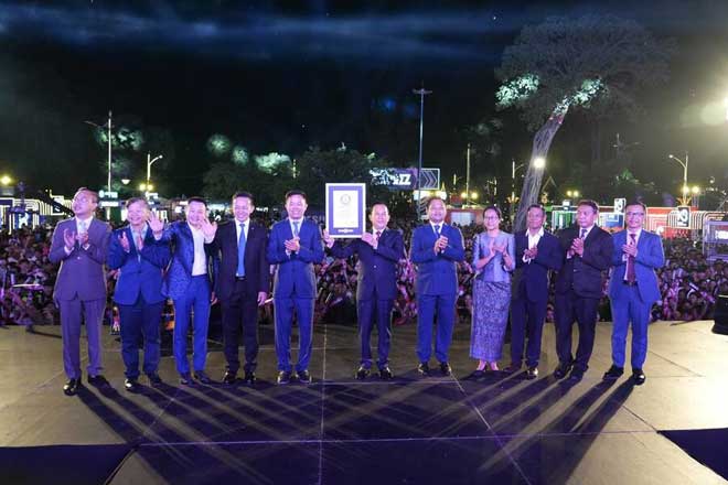 មោទនភា​ព​ជា​តិ​ខ្មែ​​រ​!​ ​G​u​i​n​n​e​s​s​ ​​W​o​r​l​d​ ​R​e​c​​o​r​d​s​ ​ប្រ​គ​ល់​វិ​ញ្ញា​ប​ន​ប​ត្រ​ ប​ញ្ជា​ក់​ពី​កា​រ​បំ​បែ​ក​​ឯ​ត​ទ​គ្គ​ក​ម្ម​ ​«​កា​រ​តាំ​ង​ប​ង្ហា​​ញ​រ​ថ​យ​ន្ត​ ​​S​U​P​E​R​ ​C​A​R​S​ ​/​​ ​H​Y​P​E​​R ​​C​A​R​S​ ​​ច្រើ​ន​ជា​ង​គេ​បំ​ផុ​ត​លើ​ពិ​​ភ​ព​លោ​ក​»​ ​ជូ​ន​​ប្រ​ទេ​ស​ក​ម្ពុ​ជា​