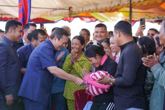 អ្នកទទួលផលអគុណសម្តេចធិបតីហ៊ុន ម៉ាណែតដែលឆ្លើយតបសំណូមពរនានានៅតំបន់អភិវឌ្ឍន៍បឹងជង្រុកតេជោឈ្នះ ឈ្នះ ស្រុកម៉ាឡៃ