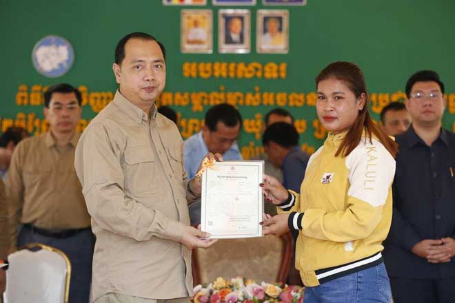 ពិធី​ចែ​ក​វិ​ញ្ញា​ប​នប​ត្រ​​ស​ម្គា​ល់ម្ចា​​ស់​អ​ច​ល​ន​ទ្រ​ព្យ ​ជូ​ន​ប្រ​ជា​ព​ល​រ​ដ្ឋ​ ​នៅ​​ស្រុ​ក​ព្រែ​ក​ប្រ​ស​ព្វ​ ​ខេ​ត្ត​ក្រ​ចេះ​