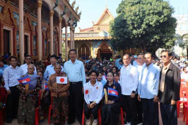 អ្នកឧ​ក​ញ៉ា​ ​សៀង​​ ​ណាំ​ ​តំ​ណា​ង​រា​ស្ត្រ​ម​ណ្ឌ​ល​សៀ​ម​​រាប​ ​អ​ញ្ជើ​ញ​សំ​ណេះ​សំ​ណា​​ល​ជា​មួ​យ​ប្រ​ជា​ព​​ល​រដ្ឋ​ ​និ​ង​សិ​ស្សា​នុ​សិ​ស្ស​ ​ក្នុ​ងឃុំ​កំ​ព​ង់​ភ្លុ​ក​​ ​ស្រុ​ក​ប្រា​សា​ទ​បា​គ​ង​