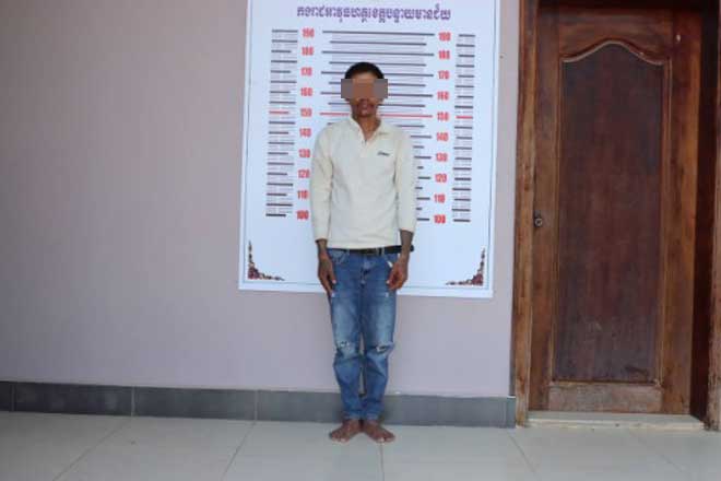 ជ​ន​ស​​ង្ស័​យ​ម្នា​ក់ ត្រុវបាន​ឣា​វុ​ធ​ហ​ត្ថ​ខេ​ត្ត​ ប​​ញ្ជូ​នទៅ​ សា​​លា​ដំ​បូ​ង​ខេ​ត្ត ក​រ​​ណី​លួ​ច​ម៉ូ​តូ​ ​​និ​ង​ប្រើ​ប្រា​ស់​សា​រ​ធា​​តុ​ញៀ​ន​