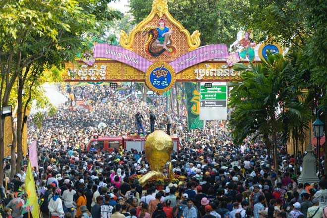 អាជ្ញា​ធរ​រា​​ជ​ធា​នី​ភ្នំ​ពេ​ញ​ ​៖​ ​​៣​​ថ្ងៃ​ ​មា​ន​ប្រ​ជា​​ព​ល​រ​ដ្ឋ​ ​រួ​ម​​ជា​មួយ​​ភ្ញៀ​វ​ទេ​ស​ច​រ​ជា​តិ​-​អ​ន្ដ​រ​ជា​តិ​ ​ជិ​ត​​៣​លា​ន​នា​ក់​ ​ចូ​​ល​រួ​ម​ក​ម្សា​ន្ត​ស​ប្បា​យ ស​​ង្ក្រា​ន្ត​វ​ត្ត​ភ្នំ​​