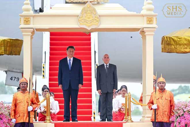សម្ដេចតេ​ជោ​ ​​ហ៊ុ​ន​ ​សែ​ន​ ​អ​ញ្ជើ​ញ​ដ​ង្ហែ​ព្រះ​ម​ហា​ក្ស​ត្រ​ ​យា​​​ង​ក្នុ​ង​​កា​រ​​ទ​ទួ​ល​ប​​ដិ​ស​ណ្ឋា​​រ​កិ​ច្ច​ ​ស្វា​គ​ម​ន៍​កា​រ​អ​ញ្ជើ​ញ​ម​ក​​ដ​ល់​រ​បស់ ​ឯក​​ឧ​ត្ត​ម​ ​X​i​ ​J​i​n​p​i​n​​g  ​ប្រ​ធា​នា​​ធិ​បតី​​នៃ​សា​ធា​រ​ណ​រ​ដ្ឋ​​ប្រ​ជា​មានិតចិ​​​​ន​​