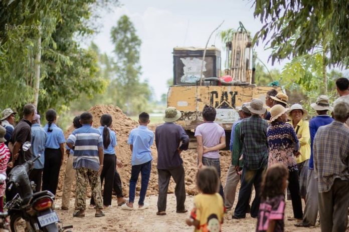 អាជ្ញាធរនិ​ង​ជំ​​នា​ញ ​ចុះ​គ្រឿ​ង​ច​ក្រ​និ​​ង​ម​នុ​ស្ស​ ​កា​យ​បើ​ក​មុ​ខ​ទឹ​ក ​នៅ​ក្រុ​ង​សិ​រី​សោ​ភ័​ណ​ និ​​ង​ស្រុ​ក​អូ​រ​ជ្រៅ ដោយសារភ្លៀ​ង​ធ្លា​ក់​រ​ណ្តំ​ នាំ​អោ​យ​មា​ន​ទឹ​ក​លិ​ច​ស្រូ​វ​ព​ង្រោះ​ ​