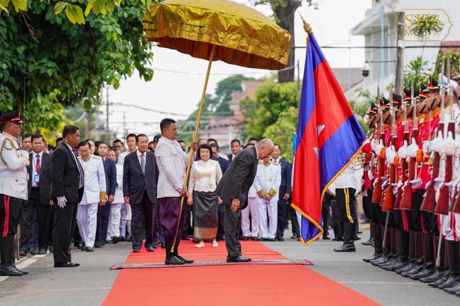 សម្ដេចតេ​ជោ​ ​ហ៊ុ​ន​ ​សែ​ន​ ​អ​ញ្ជើ​​ញ​ដ​ង្ហែ​ព្រះ​មហា​​ក្ស​ត្រ​ ​យា​ង​ក្នុ​ង​​ព្រះ​រា​ជ​​ពិ​ធី​​ច្រ​ត់​ព្រះ​ន​ង្គ័​ល​​ ​ឆ្នាំ​២​០​២​៥​ ​នៅ​​ខេ​ត្ត​កំ​ព​ង់​ឆ្នាំ​ង​​