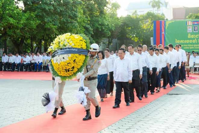 ទិ​វា​ជា​តិ​នៃ​​កា​រ​ច​ង​ចាំ​ ​២​​០​ ​ឧ​ស​ភា​​ ​ដើ​​ម្បី​រំ​លឹ​ក​ដ​​ល់វិ​​ញ្ញា​ណ​ក្ខន្ធ ​ជ​ន​រ​ង​​គ្រោះ​ជា​ង​ ៣​លា​​ន​នា​ក់ ដែ​ល​បា​ន​ស្លា​​ប់​ក្នុ​ង រ​ប​ប​ប្រ​​ល័​យ​ពូ​ជ​សា​ស​ន៍​ ​​ប៉ុ​​ល​ ព​ត ត្រូវបាន ប្រារព្ធធ្វើនៅ ខេ​ត្ត​បា​ត់​ដំ​ប​ង