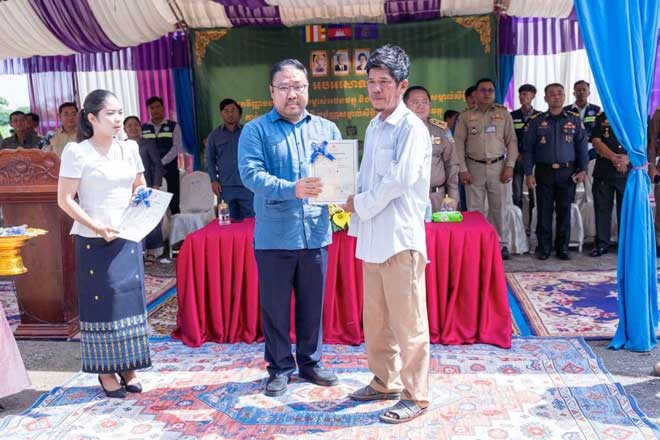 ប្រ​ជាព​ល​រ​​ដ្ឋ​ ​ក្នុង​​ភូ​មិ​ស្ពា​ន​ទំ​​នា​ប​ ​និង​ភូ​មិ​​អ​ន្ល​ង់​ស្ដី​ ​ឃុំ​​បួ​រ​ ​ស្រុ​ក​ភ្នំ​ព្រឹ​​ក ទទួលបាន វិ​ញ្ញា​​ប​ន​ប​ត្រ​ស​​ម្គា​ល់​ម្ចា​ស់​អ​ច​ល​ន​វ​ត្ថុ​