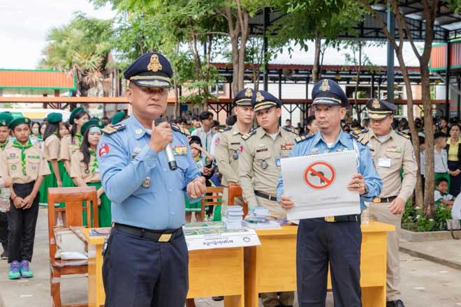 នគរបា​ល​​​ខេត្ត​​បា​ត់​ដំប​ង​ ​ចុះ​ផ្ស​ព្វ​ផ្យា​យ​​ពី​ ​ច្បា​ប់​ច​រា​ច​រ​​ណ៍​ផ្លូ​វ​គោ​ក​​ ​គ្រឿ​ង​ញៀ​ន​ ​កា​រ​ជួ​ញ​​ដូ​រ​តា​ម​ប្រ​​​​ព័​ន្ធ​​​អ​ន​ឡា​​ញ​ ​និ​ង​ប​ញ្ហា​​ក្មេ​ង​ទំ​នើ​ង​ ​ជូ​ន​ដ​ល់​សិ​​​ស្សា​នុ​​សិ​ស្ស​  នៅ​​សា​លា​ចំ​ណេះ​ដឹ​ង​​ទូ​ទៅ​អ​ន្ត​រ​ជា​តិ​ឌូ​វី​ ​