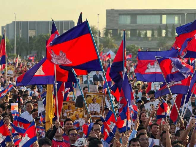 ប្រជាពលរដ្ឋ ​ចូ​ល​រួ​ម​ក​ម្ម​វិ​ធី​ ដំ​​ណើ​រ​ថ្មើ​រ​ជើ​ង ​ពី​កោះ​ពេ​ជ្រ​ទៅ​ វិ​មា​ន​ឯ​ក​​រា​ជ្យ គឺ​​ជា​អ្ន​ក​ស្ម័​គ្រ​ចិ​​ត្ត ប​ង្ហា​ញសា្ម​រ​តី​ស្នេ​​ហា​ជា​តិ