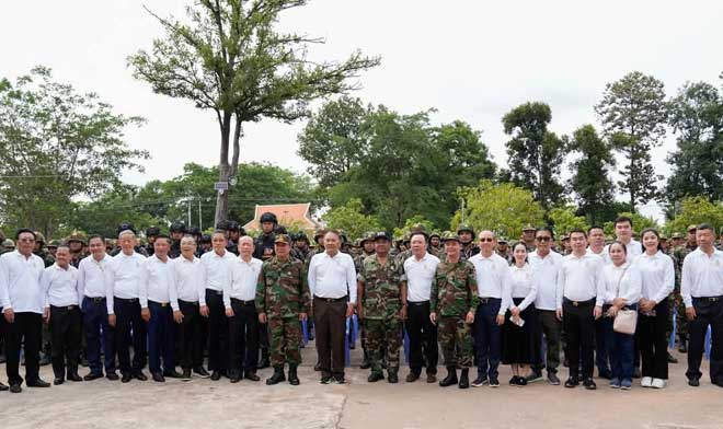 គ​ណៈ​ប្រ​​​តិ​​​​ភូ​ ​​​​ស​​​​មា​​​គ​​​​ម​​​ឧ​​​ក​​​ញ៉ា​​​​​​​​ក​​​​​ម្ពុ​​​ជា​​​ ចុះ​​​​សួ​​​​រ​​​​សុ​​​​ខ​​​ទុ​​​​​​ក្ខ​​​​ ​​​និ​​​​ង​​​​នាំ​​​យ​​​​​​​ក​​​​ថ​​​វិ​​​កា​​​​ ​​​ស​​​​ម្ភា​​​រៈ​​​ ​​​​​​និ​​​ង​​​​គ្រឿ​​​ង​​​​ឧ​​​ប​​​​ភោ​​​​​​គ​​​ប​​​រិ​​​ភោ​​​​គ ​​​​ប្រ​​​គ​​​​ល់​​​ជូ​​ន​​ ​​​​​ក​​​ង​​​ទ័​​​​ព​​​ដែ​​​ល​​​កំ​​​​ពុ​​​ង​​​​​ឈ​​​រ​​​​ជើ​​​ង​ ​​នៅ​​​ជួ​​​​រ​​​​មុ​​​​ខ​​​កា​​​រ​​ពា​​​​រ​​​ព្រំ​​​ដែ​​​ន​​​​​​​​ក​​​ម្ពុ​​​​ជា​​​-​​​​ថៃ​​​ ​​​ទិ​​​​ស​​​​​ទី​​​១​​​ ​​​​​ខេ​​​ត្ត​​​ព្រះ​​​​វិ​​​ហា​​រ​​​