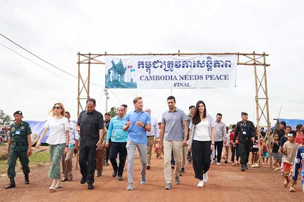 សមា​ជិ​ក​ស​ភា​អា​មេ​រិ​ក​ ​ចុះ​ពិ​និ​ត្យ​ស្ថា​ន​ភា​ព ​ជន​​ភៀ​ស​សឹ​ក​ ​នៅ​ខេ​ត្ត​ព្រះ​វិ​ហា​រ​
