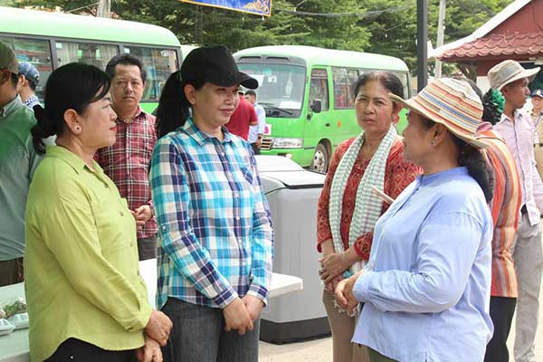 លោក​ជំទា​​វ​ប​ណ្ឌិ​ត​ ​បា​ន​ ​​ស្រី​មុំ​ ​ ​ចា​​ត់​ឱ្យ​ក្រុ​ម​កា​រ​ងារ​រ​ប​ស់​​រ​ដ្ឋ​បា​​ល​ខេ​ត្ត​ ​ប​ន្ត​ស​ម្រ​ប​ស​​ម្រួ​ល​ ​និ​ង​ដោះ​ស្រា​យ​ជូ​ន ប​ង​ប្អូ​​ន​ព​ល​ក​រ​ខ្មែ​​រ​ ​ដែ​ល​ម​ក​ពី​​ប្រ​ទេ​ស​ថៃ​ ​ ​វិ​ល​ត្រ​លប់​ទៅស្រុ​ក​​កំ​ណើ​ត​វិ​ញ