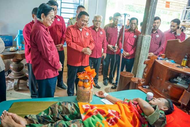 លោក ​សុ​​ខ​ លូ​ ​អភិ​​បា​ល​​​ខេ​ត្ត​​​បា​​​ត់​​​ដំ​​​​​ប​ង​ ​​​អ​ញ្ជើ​ញ​សួ​រ​សុ​ខ​ទុ​ក្ខ វី​រ​ក​​ង​ទ័​ព​ ​ដែ​ល​រ​ង​រ​បួ​ស​ ក្នុង​ស​ម​រ​​ភូ​មិ​ជួ​រ​មុ​ខ​ ​កំ​​ពុង​​ស្នា​ក់​នៅព្យាបា​ល​រ​​បួ​ស​
