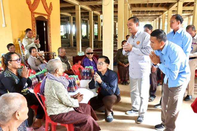 លោកមុ​យ​ ​មុ​​និ​ន្ទ​ ​កោ​ត​ស​រ​សើ​រ​ដ​ល់ អា​​ជ្ញា​ធ​រឃុំ​​ព្រះ​ដំ​រី ​ដែ​ល​យ​ក​ចិ​ត្ត​ទុ​ក​​ដា​ក់​ដ​ល់ ព​ល​ក​​រ​ដែ​ល​ធ្វើ​មា​តុ​ភូ​​មិ​និ​វ​ត្តន៍​ និ​ង​​ជ​ន​ភៀ​ស​សឹក​