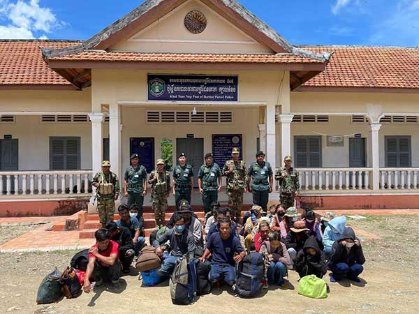 នគរបា​ល​​ចុះ​ទ​ប់​ស្កា​ត់​ ​ព​ល​ក​រ​ខ្មែ​រ​ប្រុ​​ស​ស្រី​២​៨​នា​ក់​ ​យ​ក​ម​​ក​អ​ប់​រំ​ណែ​នាំ​ ​ខ​ណ​:​ប​​ម្រុ​ង​លួ​ច​ឆ្ល​ងដែ​ន​ខុ​​ស​ច្បា​ប់​ ​នៅ​ក្នុ​ង​ភូ​មិ​សា​ស្រ្ត​ស្រុ​ក​ម៉ា​​ឡៃ​