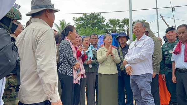 សម្តេច​កិ​​​​ត្តិ​​​ស​​​ង្គ​​​ហ​​​ប​​​​ណ្ឌិ​​​ត​ ​ម៉ែ​ន​​ ​សំ​អ​ន​ ​អ​​ញ្ជើ​ញ​សួ​រ​សុ​ខ​ទុ​​ក្ខ​ ​ប្រ​ជា​ព​ល​រ​​ដ្ឋ​ ​និ​ង​ក​ង​ក​​ម្លាំ​ង​មិ​ន​ប្រ​ដា​ប់​អា​​វុ​ធ​ ​នៅ​ភូ​មិ​ព្រៃ​​ចា​ន់​ ​ឃុំ​អូ​បី​ជា​​ន់​ ​ស្រុ​ក​អូ​រ​​ជ្រៅ​