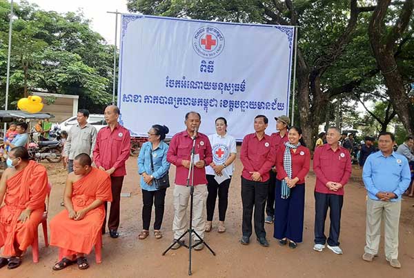 សាខាកា​ក​បា​​ទ​ក្រ​ហ​ម ​ខេ​ត្ត​ប​ន្ទា​យ​មា​​ន​ជ័​យ​ ​ចែ​ក​អំ​ណោ​យ​ដ​ល់ ​គ្រួ​សា​រ​ជា​ជ​ន​ភៀ​ស​សឹ​ក​ ​មា​​ន​ជី​វ​ភា​ព​ខ្វះ​ខា​ត ​ចំ​នួ​ន​២​ភូ​មិ​​​ ​ក្នុ​ង​ឃុំ​អូ​រ​បី​ជា​ន់​ ​នៃ​ស្រុ​ក​អូ​រជ្រៅ​​​