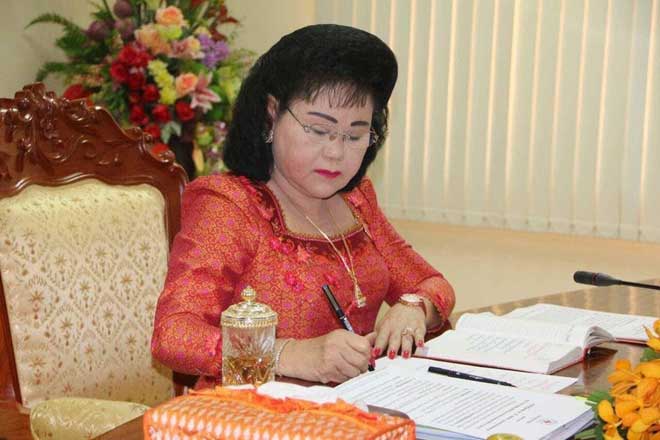 ប្រជា​ព​ល​​រដ្ឋ​ងា​យ​រ​ង​​គ្រោះ​បំ​ផុត ​ចំ​នួ​ន៨​៨​៣​គ្រួ​​សា​រ ​ក្នុ​ង​ខេ​ត្ត​កំ​ព​ង់​ឆ្នាំ​ង​ ​ទ​ទួ​ល​​អំ​ណោ​យ ​ម​នុ​ស្ស​ធម៌​កាក​បា​ទ​ក្រ​ហ​ម​កម្ពុ​​ជា​