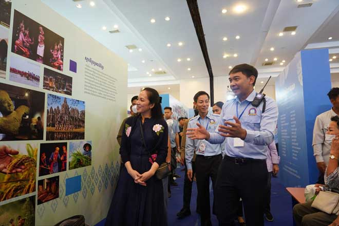 លោកជំទាវបណ្ឌិត ពេជ ចន្ទមុន្នី ហ៊ុនម៉ាណែតអញ្ជើញចូលរួមទស្សនាកម្មវិធីពិព័រណ៍ ក្រោមប្រធានបទ «ខ្មែរធ្វើបាន៖ ចូលរួម ជំរុញ និងគាំទ្រផលិតផលក្នុងស្រុក»