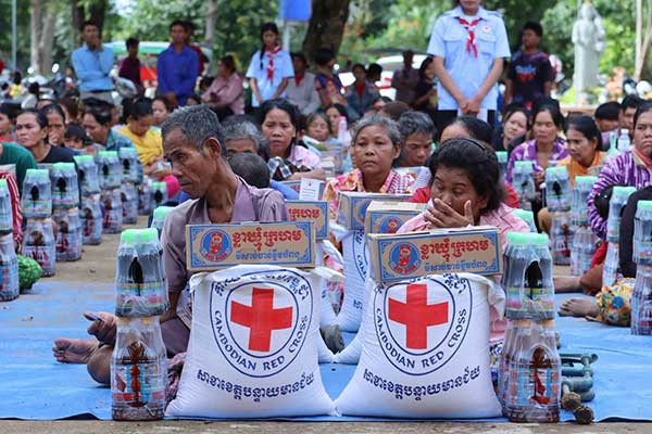 សាខា​កា​ក​​បា​ទ​ក្រ​ហ​ម​កម្ពុ​ជា​ ​ខេ​ត្ត​ប​ន្ទា​យ​មា​ន​ជ័​យ​ ​ ​នាំ​​យ​ក​អំ​ណោ​យ​ម​នុ​ស្ស​​ធ​ម៌ ​ជូ​ន​ប្រ​ជា​ព​ល​រដ្ឋ ជួ​ប​​កា​រ​លំ​បា​ក នៅ​​ភូ​មិ​សិ​លា​ខ្មែ​រ​ ​១​៥​០​គ្រួ​សា​រ​ ​និ​ង​​ភូមិ​ទំ​ន​ប់​ដា​ច់ ​១​០​០​គ្រួ​សារ​