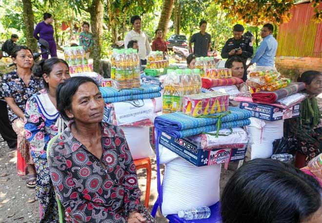 ប្រជាព​ល​រ​ដ្ឋ​​ចំ​នួ​ន​ ​១​២​គ្រួ​សា​រ​ ​រ​ង​គ្រោះ​​ដោ​យ​សា​រ ខ្យ​​ល់​ក​ន្ត្រាក់ ទ​ទួ​​ល​បា​ន​អំ​ណោ​យ​ដ៏​ថ្លៃ​ថ្លា​ពី​ ស​ម្តេ​ច​កិ​ត្តិ​​ព្រឹ​ទ្ធ​ប​ណ្ឌិ​ត​ ​ប៊ុ​ន​ ​រ៉ា​នី​​ ​ហ៊ុ​ន​សែ​ន​ ​ប្រ​ធា​​ន​កា​ក​បា​ទ​ក្រ​ហ​​មក​ម្ពុ​ជា​